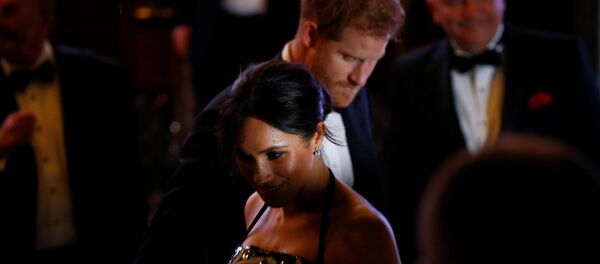 Британский принц Гарри и Меган, герцогиня Сассексская, уходят после Королевского спектакля в Лондоне - Sputnik Беларусь