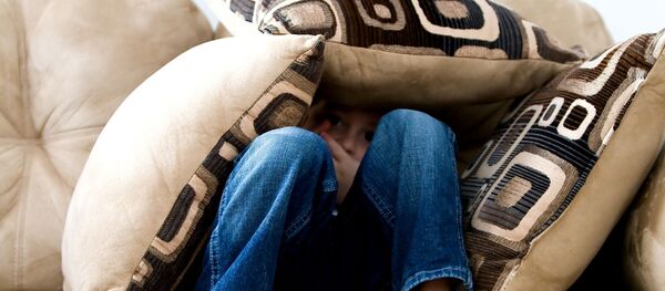 Мальчик прячется под подушками - Sputnik Беларусь