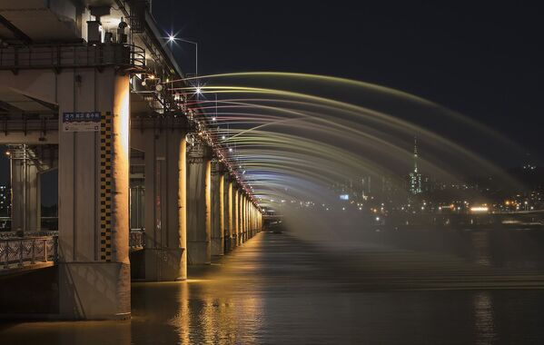 Мост Фантан вясёлкі (Banpo Bridge) у Сеуле, Паўднёвая Карэя, пабудаваны ў 2009 годзе, яго даўжыня 1140 метраў. Фантаны ўсіх колераў б'юць прама з моста. - Sputnik Беларусь