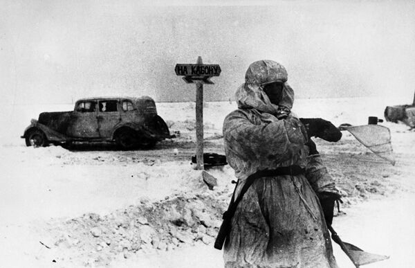 Регулировщик на Дороге жизни через Ладожское озеро. 1 февраля 1943 года. - Sputnik Беларусь
