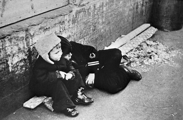 Дети в блокадном Ленинграде. 30 сентября 1942 года. - Sputnik Беларусь