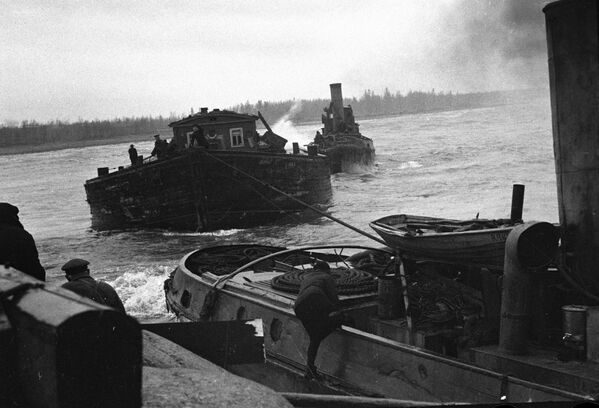 Катера доставляют продукты по Ладожскому озеру в блокадный Ленинград. 1 сентября 1942 года. - Sputnik Беларусь