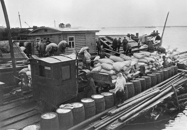 Доставка продовольствия по Ладожскому озеру на барже в осажденный Ленинград. 1 сентября 1942 года. - Sputnik Беларусь