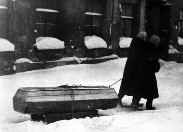 Жители города везут на санках гроб с умершим во время блокады Ленинграда. - Sputnik Беларусь