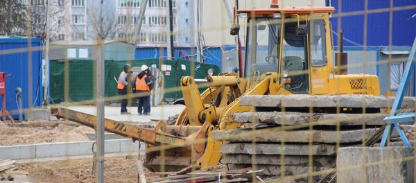 За ограждением по всему периметру стройки снуют рабочие За ограждением по всему периметру стройки снуют рабочие - Sputnik Беларусь