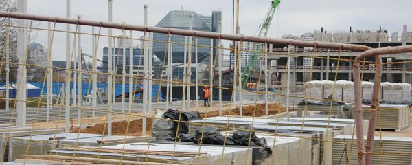 Рабочие объясняют, что это еще не стройка, а лишь подготовка к основным работам - строительство Газпром-центра возобновят в декабре - Sputnik Беларусь