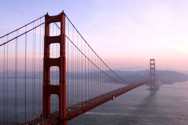 Мост Золотые ворота — символ Сан-Франциско и США. Он проходит через пролив Золотые Ворота и соединяет Сан-Франциско с южной частью округа Мариню. Его строительство завершилось в 1937 году, и на тот момент он был самым длинным подвесным мостом в мире общей протяженностью около 9 км.  - Sputnik Беларусь