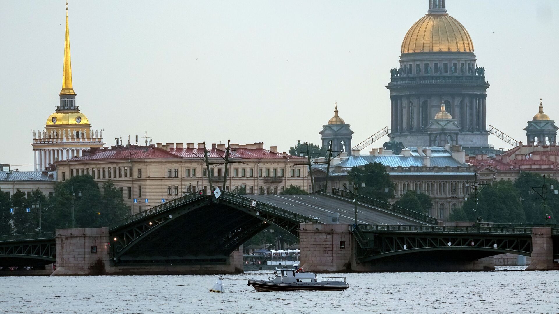 Дворцовый мост в Санкт-Петербурге - Sputnik Беларусь, 1920, 21.06.2022