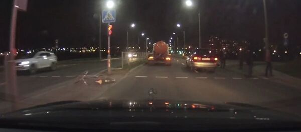 В Гродно ребенок вышел на дорогу вслед за пьяным папой и попал под машину - Sputnik Беларусь