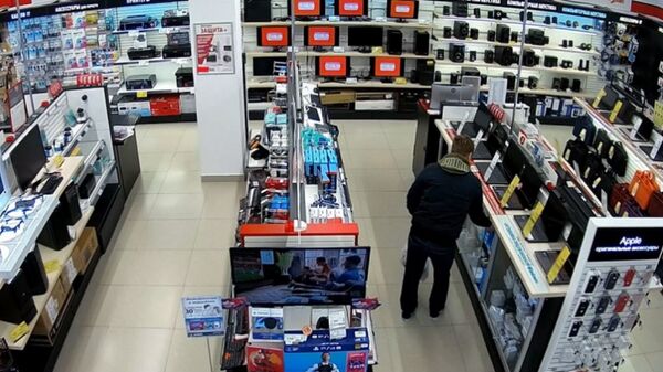 Борисовчанин целый месяц воровал телефоны из магазина бытовой техники - Sputnik Беларусь