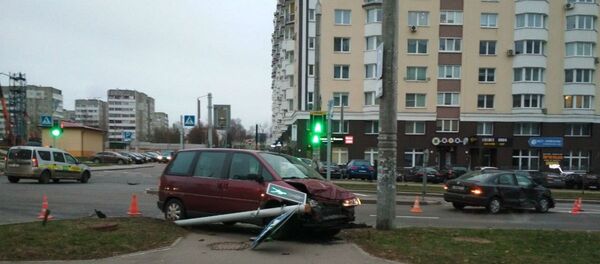 Минивэн вылетел на тротуар и сбил четырех детей  - Sputnik Беларусь