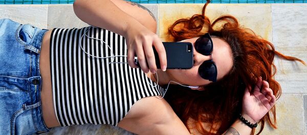 Девушка со смартфоном у бассейна - Sputnik Беларусь