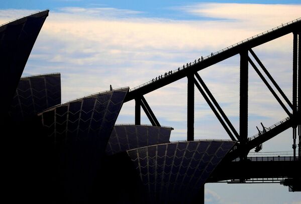 Мост Харбор-Бридж — самый большой мост Сиднея и один из самых больших стальных арочных мостов в мире. Самое примечательное, что по мосту можно совершить самую необычную экскурсию — подъем по боковой арке моста на его вершину, откуда открывается захватывающая дух панорама города.  - Sputnik Беларусь