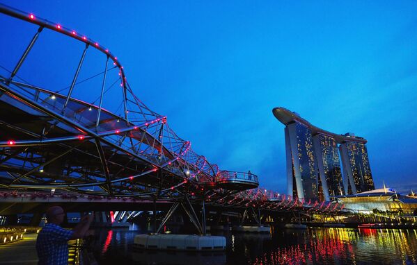 Хеликс-Бридж в Сингапуре был открыт в 2010 году. Это уникальный мост в форме спирали ДНК человека. На мосту есть смотровые платформы (всего пять), стеклянные навесы и особая молекулярная структура, созданная внутри моста.  - Sputnik Беларусь