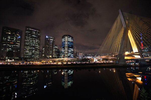 Мост Оливейра в Сан-Паулу – бразильское чудо инженерной мысли. Был открыт в мае 2008 года. Его высота – 138 метров, и удерживается он благодаря 144 мощным стальным тросам. Уникальность моста в его мачте-опоре – это единственный в мире мост с опорой в форме буквы X. - Sputnik Беларусь