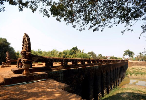 Мост Спеан Праптос в Камбодже находится в Компонг Кдэй, в 60 км к юго-востоку от Сием Рипа. Уникальный латеритовый мост ХII века - наследие кхмерской империи.  - Sputnik Беларусь