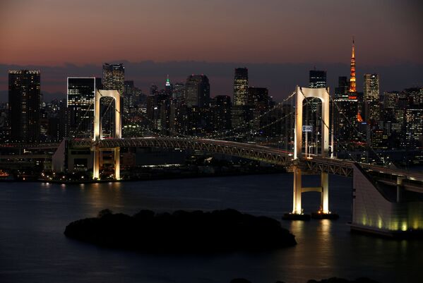 Радужный мост в Токио — висячий мост через северный Токийский залив. Пилоны, поддерживающие мост, окрашены в белый цвет. На тросах, держащих мост, установлены лампы, которые освещают мост красным, белым и зеленым цветом каждую ночь. - Sputnik Беларусь