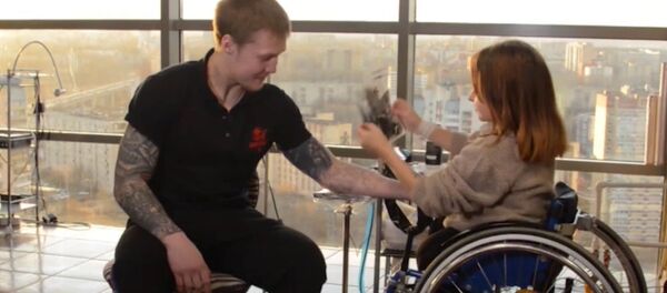 Вопреки всему: как девушка с хрустальной болезнью стала тату-мастером - Sputnik Беларусь