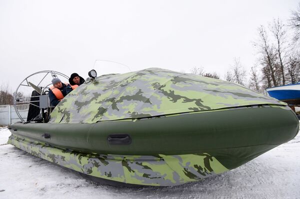 Фотофакт: гомельские спасатели оседлали Пиранью - Sputnik Беларусь