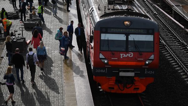 Пригородный поезд у перрона Рижского вокзала - Sputnik Беларусь
