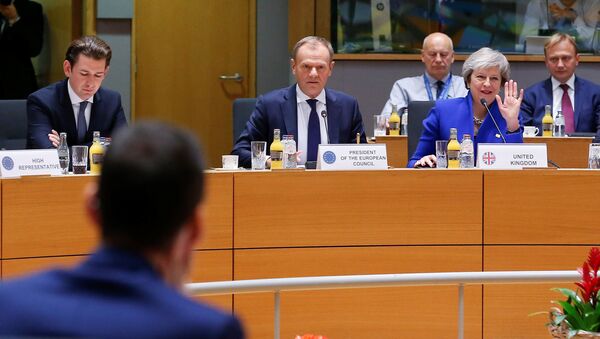 Глава Евросовета Дональд Туск (в центре) и премьер-министр Великобритания Тереза Мэй - Sputnik Беларусь