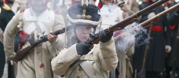 Усе выходныя Барысаў жыў гістарычнай рэканструкцыяй - у канцы лістапада 1812 года ў яго ваколіцах адбылася бітва Вялікай арміі Напалеона і войскаў рускага імператара Аляксандра. Усе выходныя Барысаў жыў гістарычнай рэканструкцыяй - у канцы лістапада 1812 года ў яго ваколіцах адбылася бітва Вялікай арміі Напалеона і войскаў рускага імператара Аляксандра. - Sputnik Беларусь