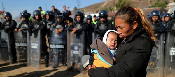 Мигранты возле пограничной стены между США и Мексикой - Sputnik Беларусь