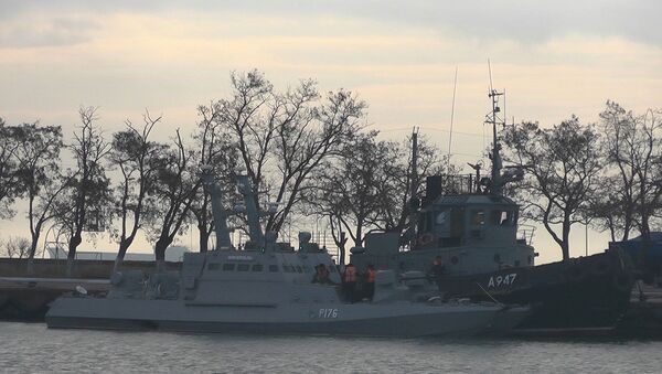 Опубликовано видео преследования украинских кораблей в Керченском проливе - Sputnik Беларусь