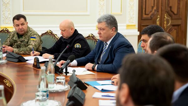 Президент Украины Петр Порошенко (в центре) на заседании Совета национальной безопасности и обороны Украины (СНБО) в Киеве - Sputnik Беларусь