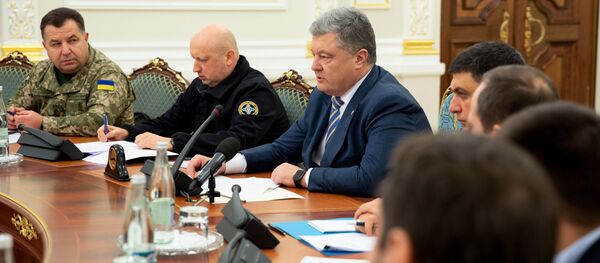 Президент Украины Петр Порошенко (в центре) на заседании Совета национальной безопасности и обороны Украины (СНБО) в Киеве Президент Украины Петр Порошенко (в центре) на заседании Совета национальной безопасности и обороны Украины (СНБО) в Киеве - Sputnik Беларусь
