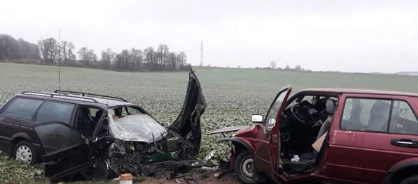 Две легковушки Vokswagen столкнулись лоб в лоб на трассе под Волковыском - Sputnik Беларусь