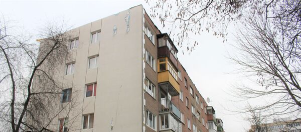 На недавно оштукатуренном фасаде остались следы от ударов люльки о стену На недавно оштукатуренном фасаде остались следы от ударов люльки о стену - Sputnik Беларусь