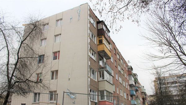 На недавно оштукатуренном фасаде остались следы от ударов люльки о стену - Sputnik Беларусь