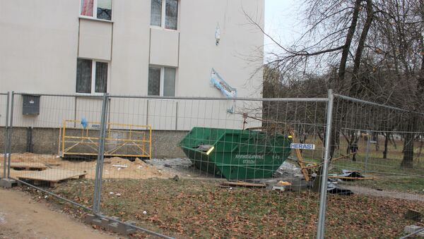 Рабочие спускали на люльке строительный мусор с крыши - Sputnik Беларусь