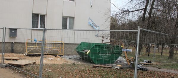 Рабочие спускали на люльке строительный мусор с крыши - Sputnik Беларусь