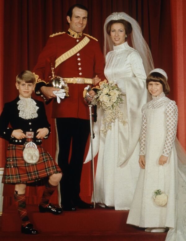 Свадьба принцессы Анны и капитана Марка Филлипса состоялась 14 ноября 1973 года, в день рождения ее брата принца Чарльза. Младший брат Анны, принц Эдвард, был назначен мальчиком-пажом, а ее кузина, леди Сара Армстронг-Джонс (дочь принцессы Маргарет) – подружкой. Они послушно прошлись с Анной и Марком до алтаря и обратно, попозировали со всеми для официальных фотографий и совсем не капризничали на балконе Букингемского дворца, как когда-то маленькие цветочницы на свадьбе принцессы Маргарет, которых ответственной за них тогда 9-летней Анне приходилось усмирять. - Sputnik Беларусь