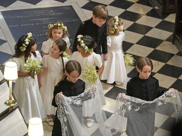 Другими пажами были семилетние близнецы Джон и Брайан Малруни, державшие шлейф платья Меган Маркл, и шестилетний Джаспер Дайер, крестный сын принца Гарри. Четырехлетней Айви Малруни была поручена роль подружки невесты. Также среди  цветочниц — крестницы принца Гарри трехлетняя Флоренс ван Катсем и двухлетняя мисс Зали Уоррен, а также крестницы Меган семилетняя Рилан Литт и шестилетняя Реми Литт. - Sputnik Беларусь