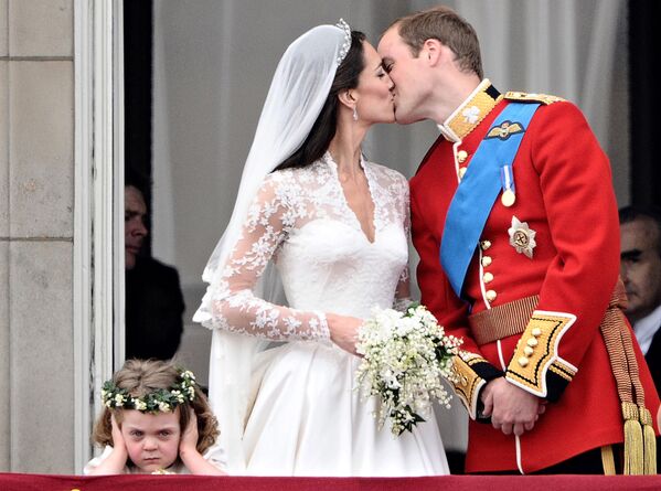 Свадьба принца Уильяма и герцогини Кейт состоялась 29 апреля 2011 года. У жениха и невесты было четыре подружки невесты и два пажа. Среди маленьких цветочниц — крестница Грейс Ван Кастем, которая позировала на балконе  Букингемского дворца и была не в слишком хорошем настроении. - Sputnik Беларусь