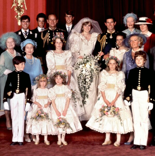 Свиту принца Чарльза и леди Дианы составляли семь человек. Лорд Николас Виндзор (в возрасте 11 лет), сын герцога и герцогини Кент, и Эдвард ван Катсем (8 лет) — оба крестники принца Уэльского были кольценосцами. Пажами и подружками невесты были дочь графа Сноудона и принцессы Маргарет леди Сара Армстронг-Джонс (в возрасте 17 лет), внучка лорда Маунтбаттена Индия Хикс (13 лет), дочь леди Сесил Кэтрин Камерон (6 лет), дочь друзей Чарльза Сара-Джейн Гейзили (11 лет), и Клементина Хамбро (5 лет), внучка лорда и леди Сомс и правнучка сэра Уинстона Черчилля.  - Sputnik Беларусь
