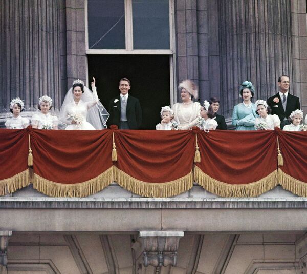 Свадьба принцессы Маргарет и фотографа Энтони Армстронг-Джонса состоялась 6 мая 1960 года. Среди пажей — наследник престола, 11-летний принц Чарльз.  - Sputnik Беларусь