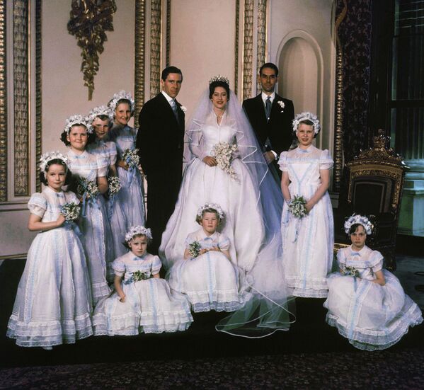 У принцессы Маргарет на свадьбе было восемь подружек невесты. Главной из них стала дочь Елизаветы II – принцесса Анна, которой на тот момент было почти 10 лет. На фото она стоит слева от Маргарет. - Sputnik Беларусь