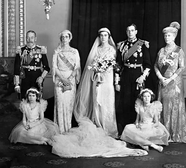 Принцесса Елизавета на свадьбе британского герцога Кентского и греческой принцессы Марины в 1934 году (будущая королева сидит слева). Интересно, что именно на этой свадьбе 13-летняя Елизавета впервые встретилась с греческим принцем Филиппом, своим будущим супругом. Справа сидит леди Мэри Кембридж. - Sputnik Беларусь