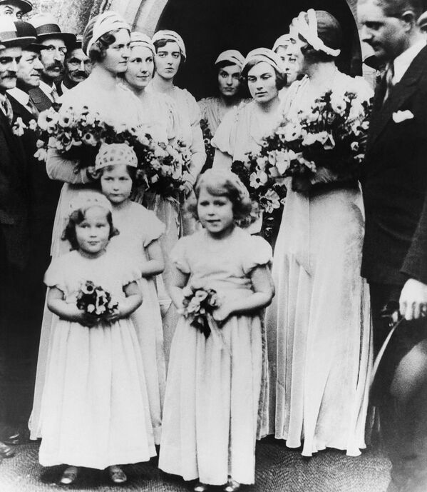 Принцесса Елизавета (будущая королева) на свадьбе леди Мэй Кембридж и капитана Генри Абеля Смита в 1931 году. Принцессе Лилибет было тогда всего 5 лет (на фото она справа). - Sputnik Беларусь