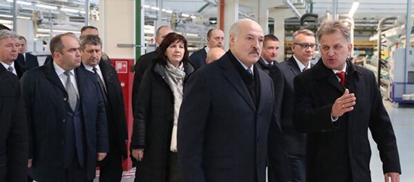 Президент Александр Лукашенко на льнозаводе в Орше - Sputnik Беларусь
