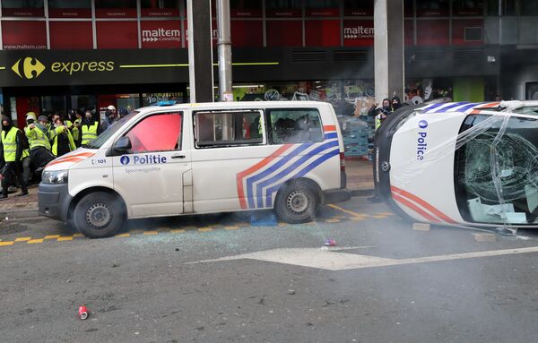 Участники движения желтых жилетов устроили беспорядки в Брюсселе - Sputnik Беларусь