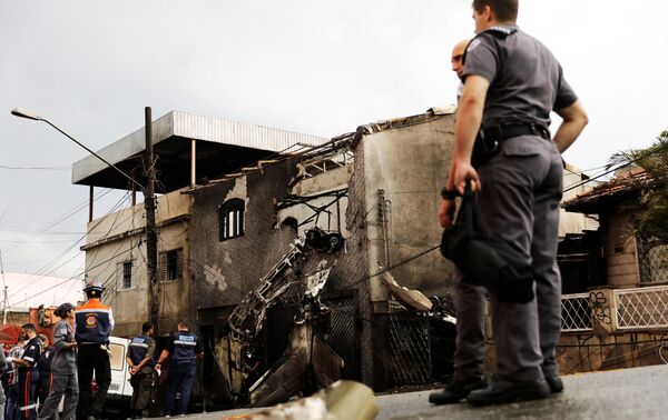 Самолет рухнул на жилые дома в Бразилии: есть жертвы - Sputnik Беларусь