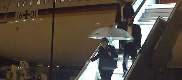 Канцлер Германии Ангела Меркель покидает правительственный самолет, совершивший вынужденную посадку - Sputnik Беларусь