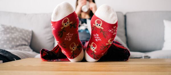 Девушка в рождественских носках - Sputnik Беларусь