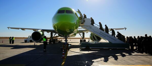 Пассажиры садятся в самолет компании S7  - Sputnik Беларусь