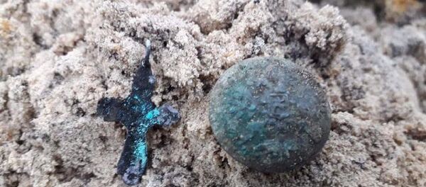 Православный крестик и пуговица с орлами - Sputnik Беларусь